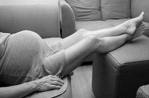 pernas e pés ficam inchados durante ou após a gravidez