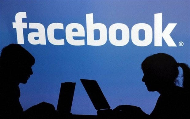 Facebook consome 7h por mês no trabalho