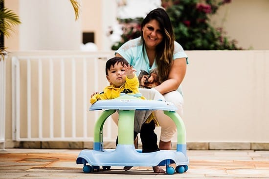 Juliana e seu filho Matheus, de 11 meses, com o andador