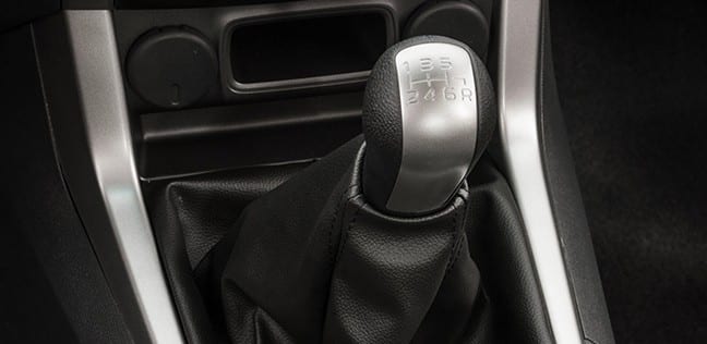 Uma grande novidade da S10 cabine dupla é seu exclusivo câmbio manual de 6 marchas (versão diesel).