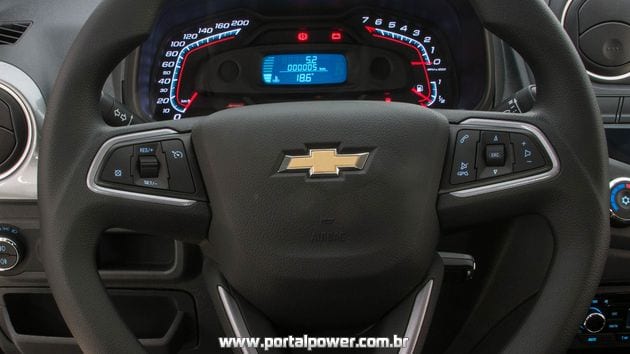 Sport: O volante tem uma pegada firme, confortável e com controle de velocidade cruzeiro e do rádio
