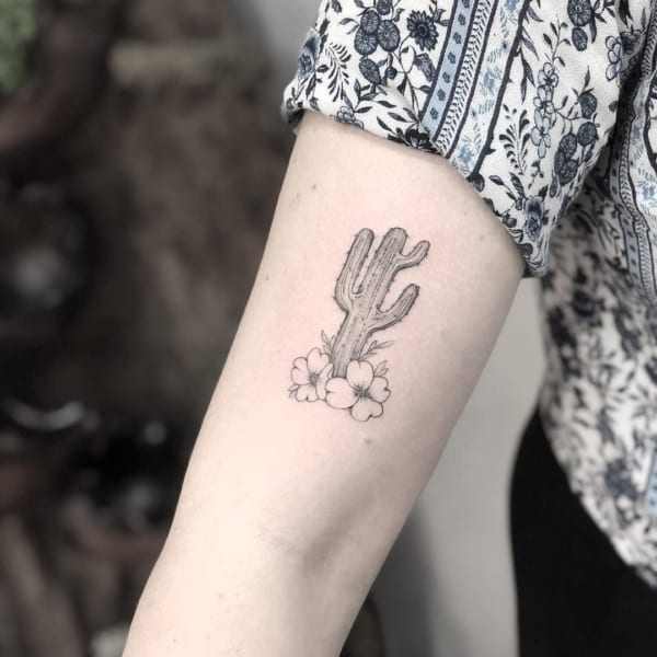 Cacto-com-flor-super-delicado-tatuado-no-braço