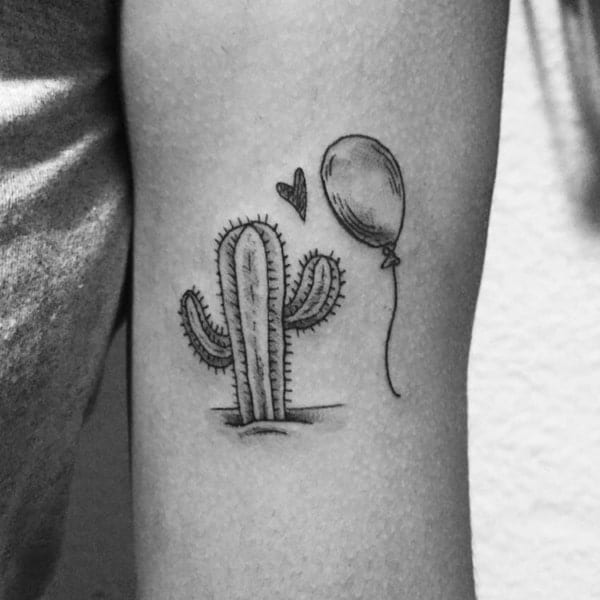 Tatuagem-em-preto-e-branco-de-cacto-com-balão