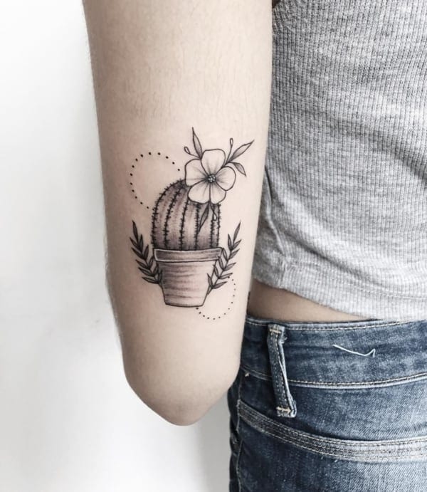 Tatuagem-minimalista-de-cacvto-com-flor