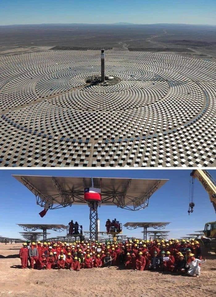Estacao de energia solar no Chile com uma celula para escala