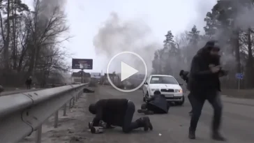 Ataque Russo em Kiev com civis fugindo da Guerra