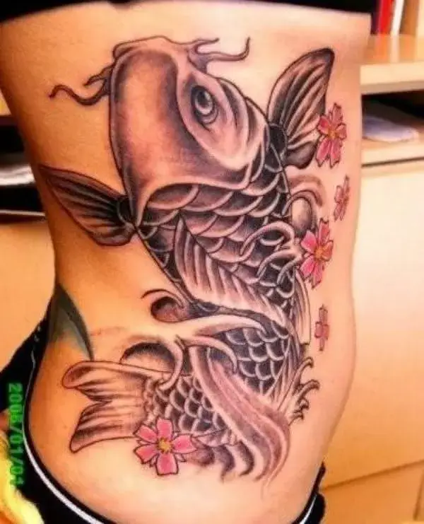 tattoo carpa com flores rosas