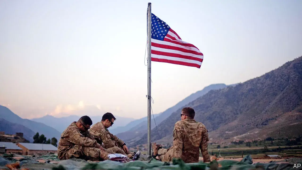 Estados Unidos da America Soldados sentados com bandeira americana